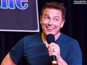 At last weekend&#39;s annual Gallifrey One convention, John Barrowman spoke at length about a number of topics related to his Captain Jack role on both Doctor ... - b07cea603615a1d1bf52c209a1e2521048d09dbd_hq