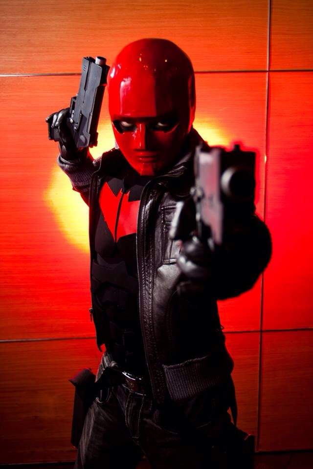 Red Hood (new 52) Dual Pistols Tutorial! | Cosplay Amino