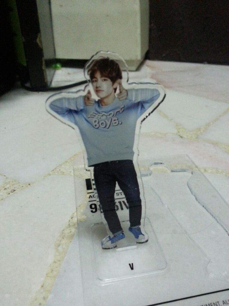 stand figure taehyung