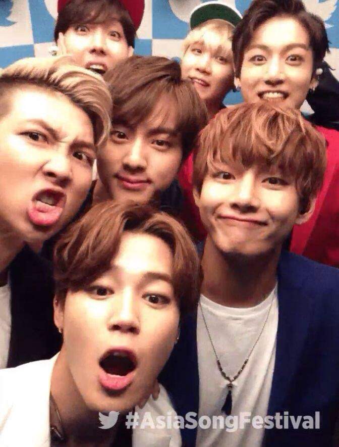 BTS Group Selfie | K-Pop Amino