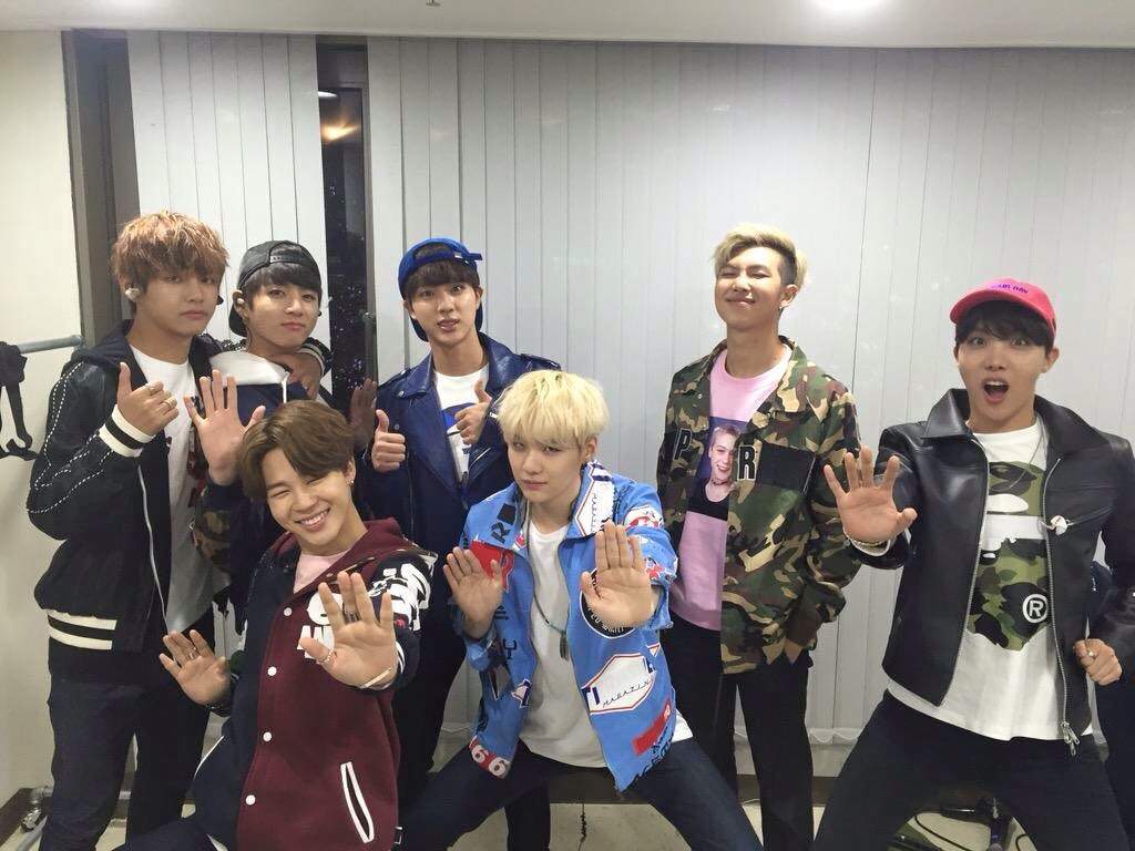 BTS Group Selfie | K-Pop Amino