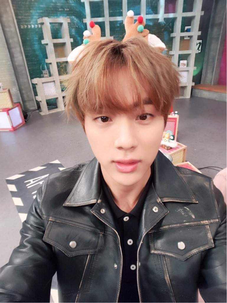 BTS Selfies at After School Club | K-Pop Amino