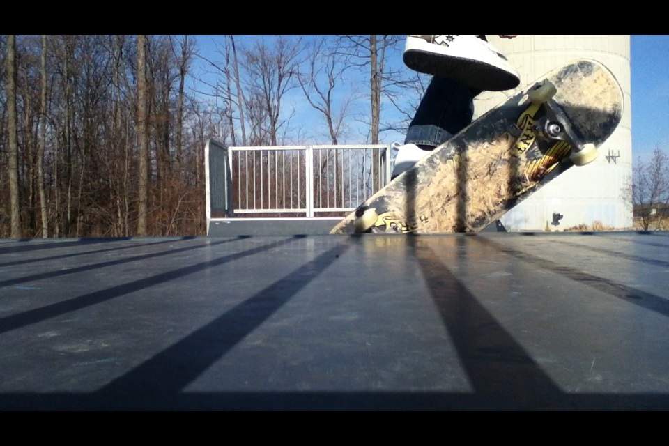 skateboard mini halfpipe