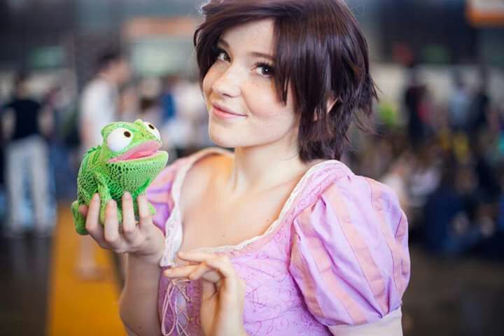 Short brown hair - Rapunzel from Tangled | Cosplay Amino