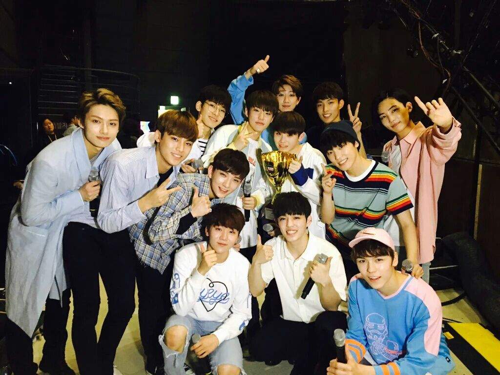 Seventeen Win Their First Award For Pretty U K Pop Amino