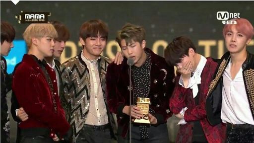 Bts Wins Artist Of The Year At Mama 16 Army S Amino