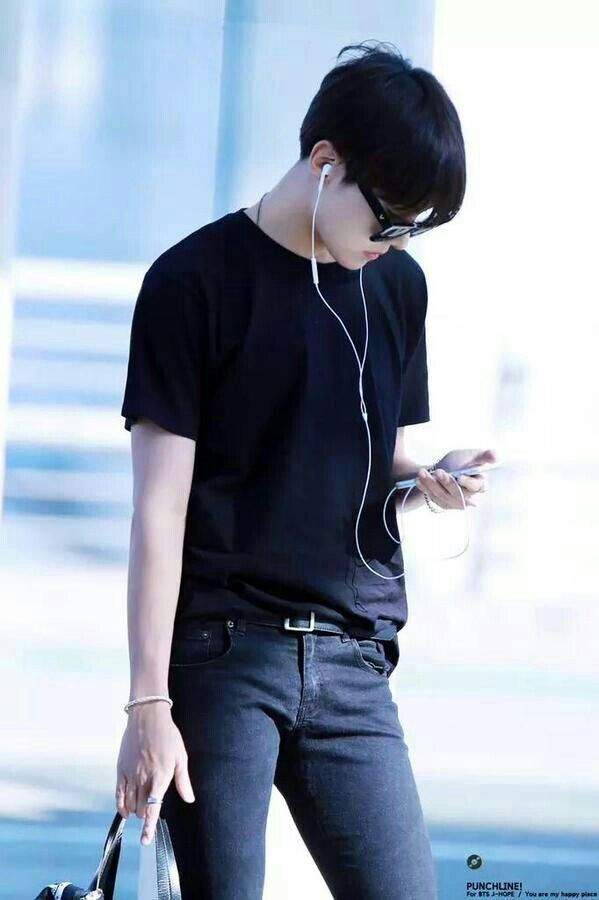 taehyung black tshirt