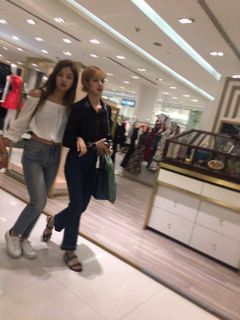 Get Jennie Kim.mom PNG