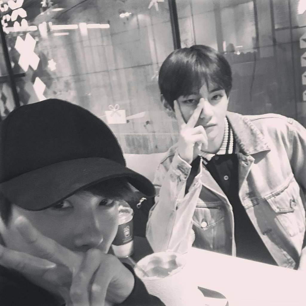 BTS's V And Park Hyung Sik Share Cute Photos From Their Meetup | K-Pop