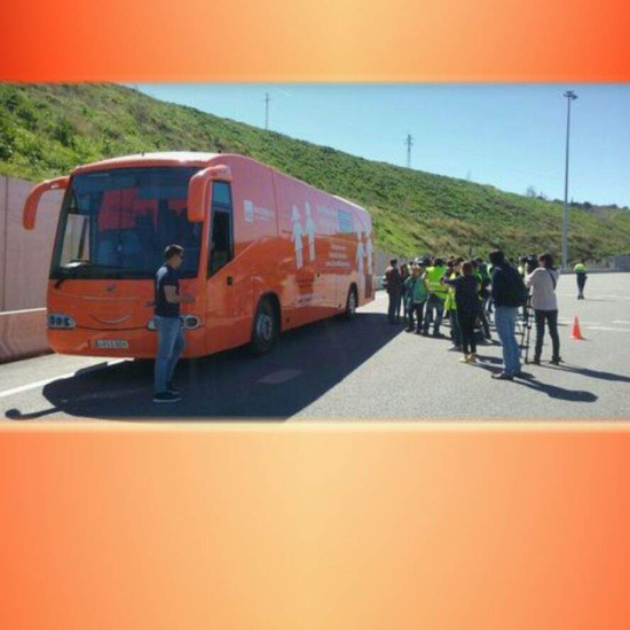 Los Mossos detienen el autobús tránsfobo de HazteOir en una autopista