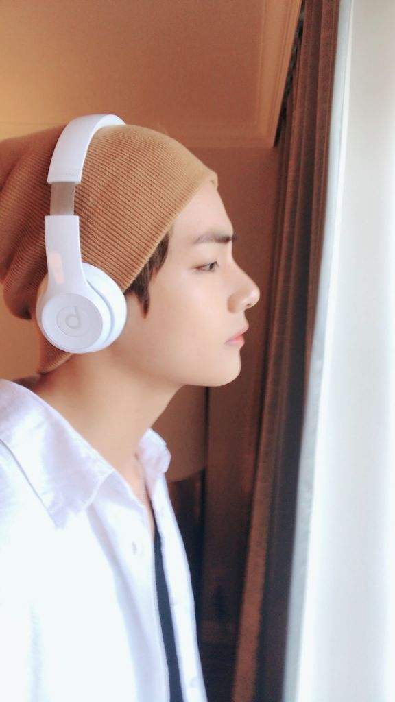 His side profile is perfection | Kim Taehyung Amino