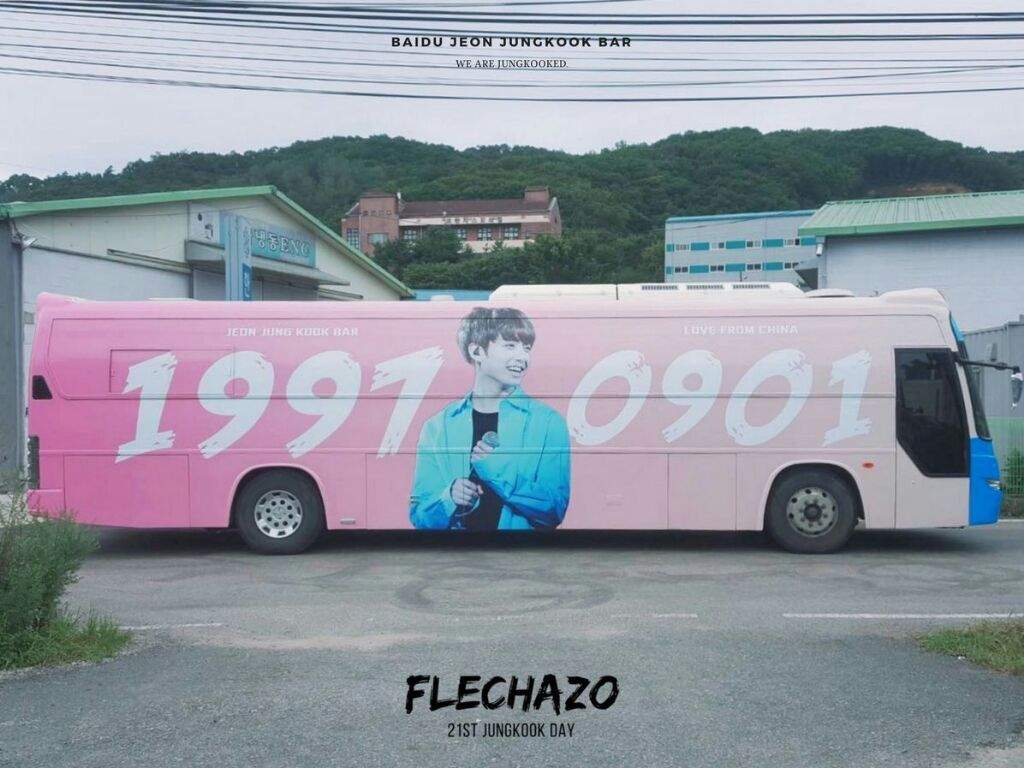 sebuah bus bergambar dan betruliksna nama Jungkook BTS