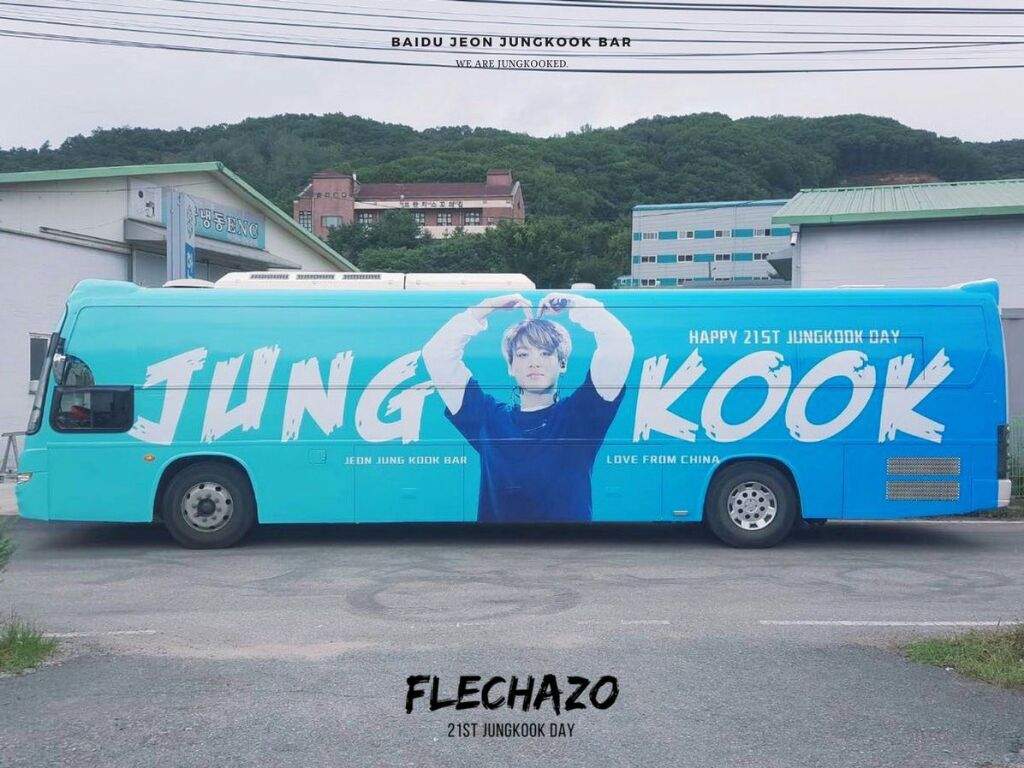 Bus bergambar dan bertuliskan nama Jungkook