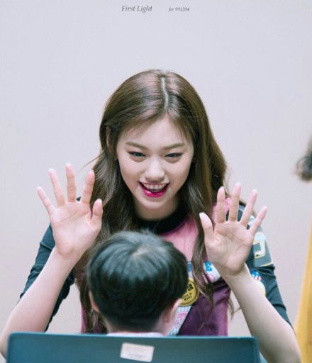 Netizens Find Weki Meki Kim Do Yeon S Reaction To Seeing A Baby Fan At