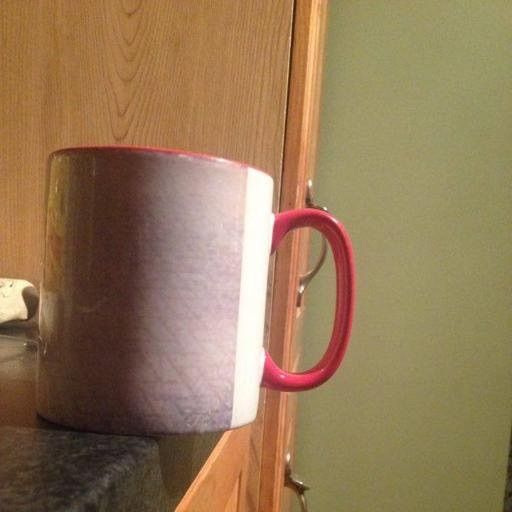 List 93+ Pictures cups that are too close to the edge of the table Sharp