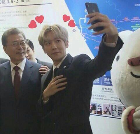 Baekhyun With The President Moon Jaein Taking A Selca Byun Baekhyun Exo Amino