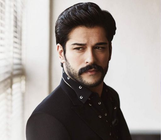 تقرير عن الممثل بوراك أوزجيفيت | Wiki | لعشاق الدراما التركية Amino