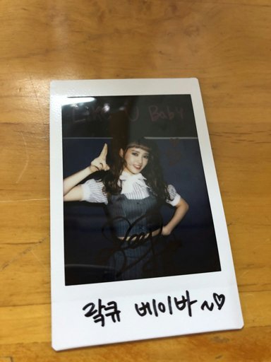 Polaroids Assinadas Por Sei Lucy E Suyeon Weki Meki BR Amino