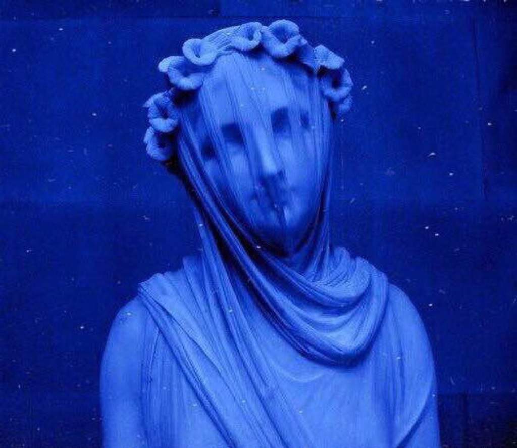 Скульптура с голубым оттенком