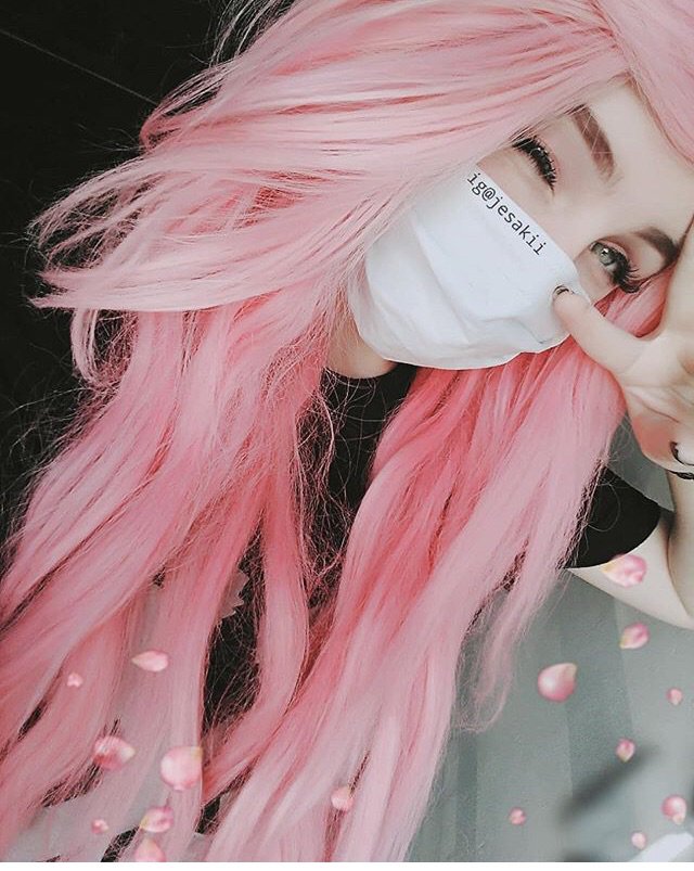 Косплейщица с розовыми волосами облизала металлический самотык