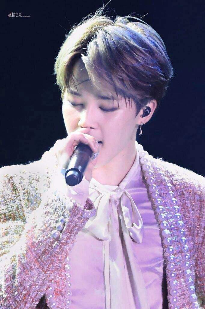 Jimin singing 🎤🎶 I love the way he looks and he technically isn't doing