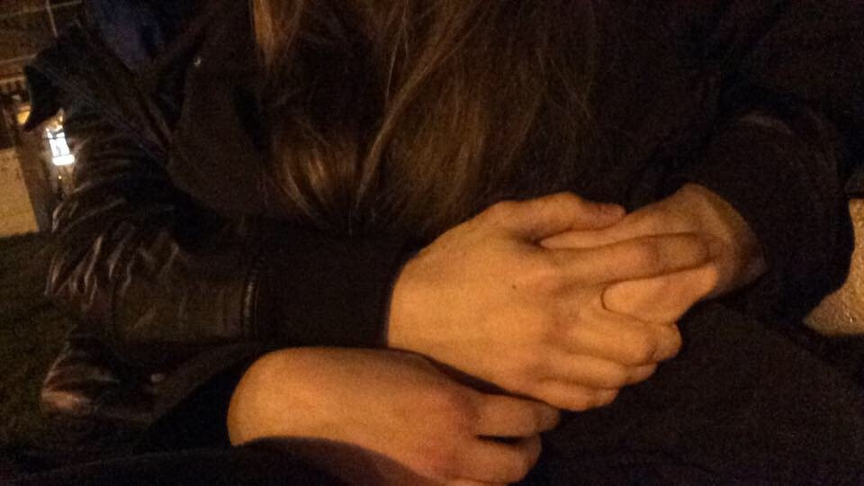 Сестра прячет грудь прикрывая ее рукой фото