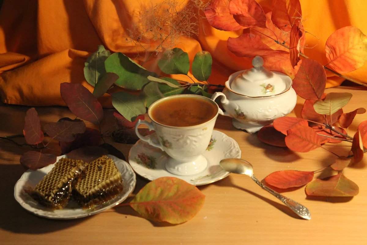 Осенний натюрморт с чашкой