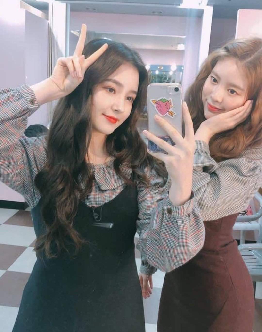 Nancy & Daisy🖤 | Momoland🎫🎡 Amino