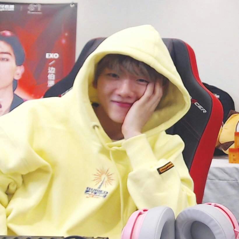 baekhyun yellow hoodie