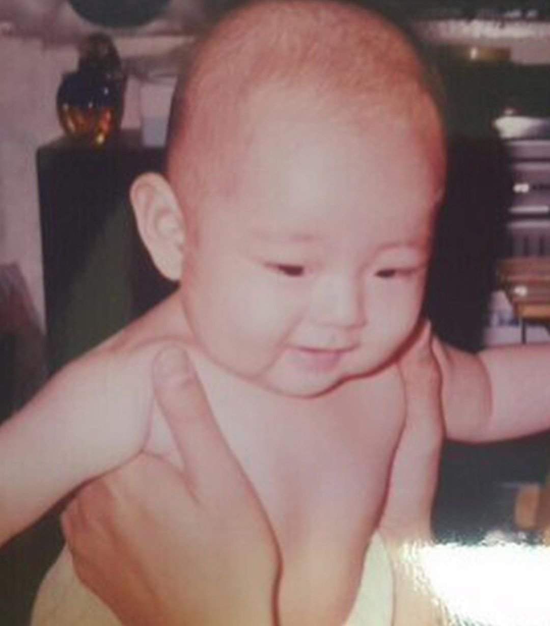 can you believe that this baby is taehyung? i want to cry —— | ARMY's Amino