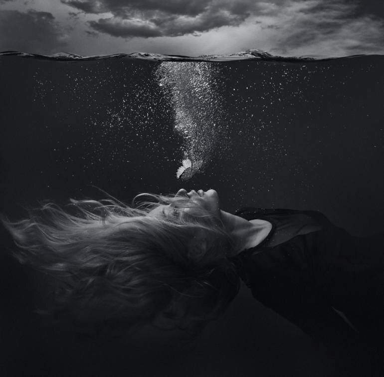 ⭐ Drowning. | Aesthetic Universe Amino