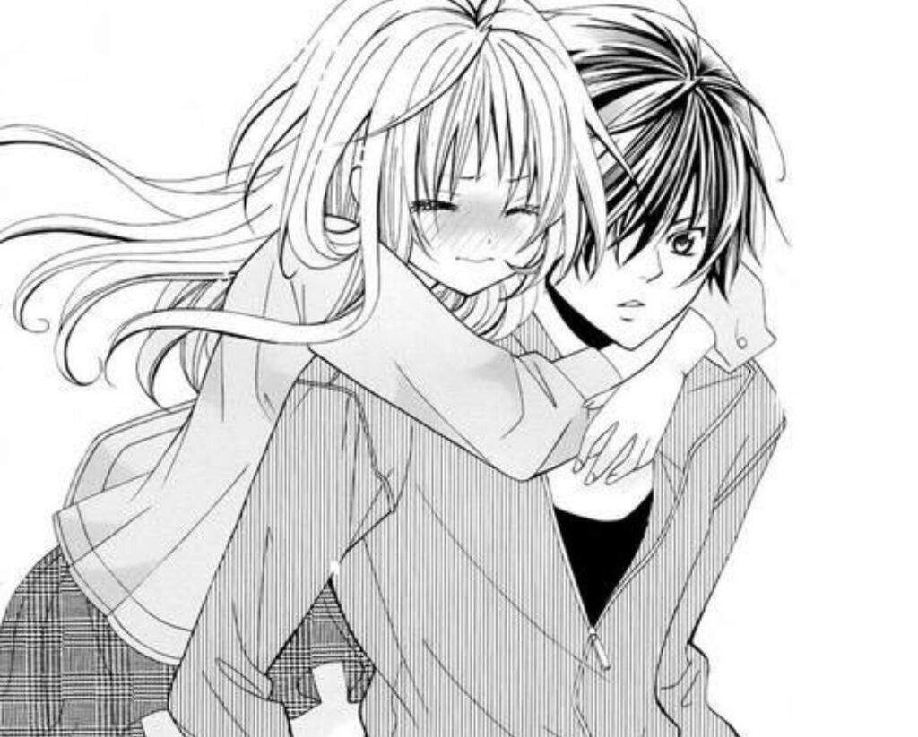 На фото аниме манга влюблённые обнимаются. 