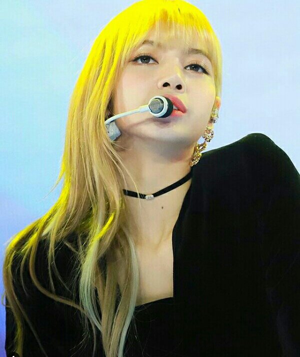 Some Hidden Pics Of Lisa On Golden Disc Award The Light Reflection On