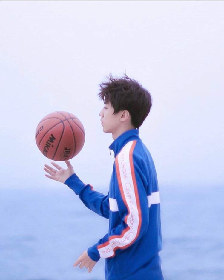 karry playing basketball/王俊凯玩篮球