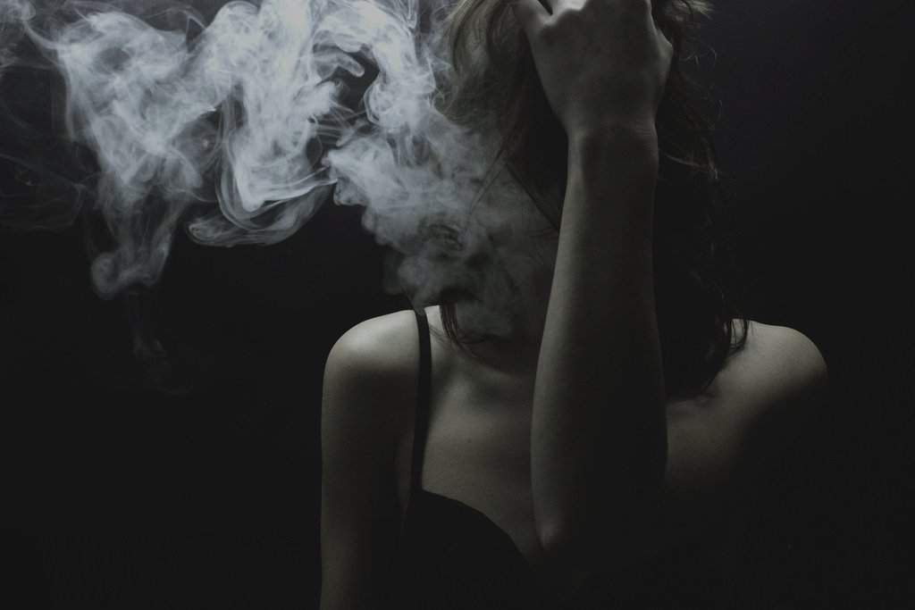 Любуемся эротикой от курящих девушек