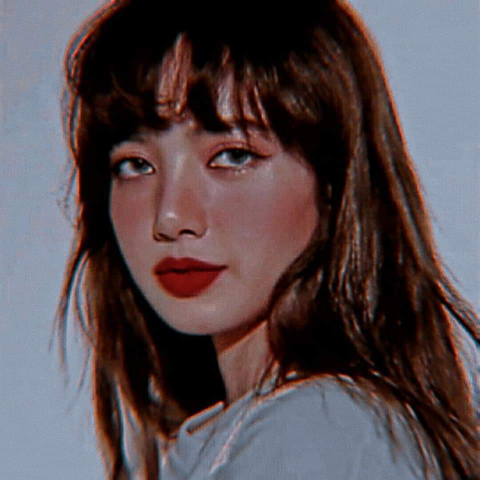 lisa with red lipstick