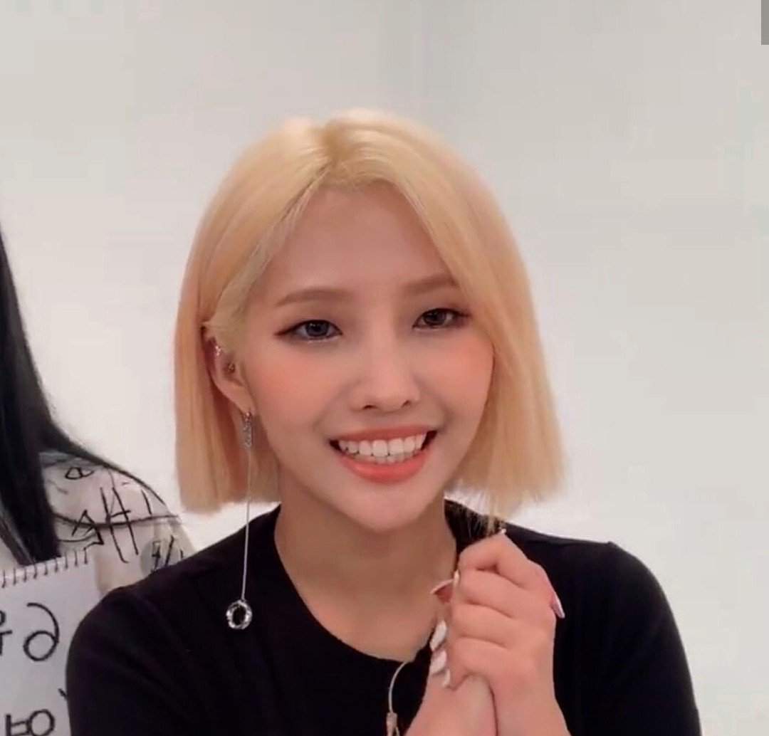 Soyeon With Short Blonde Hair G I Dle 여자 아이들