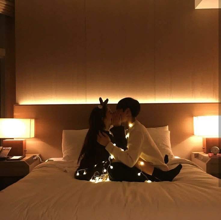 Фотограф привязывает кореянку к постели и дает ей член