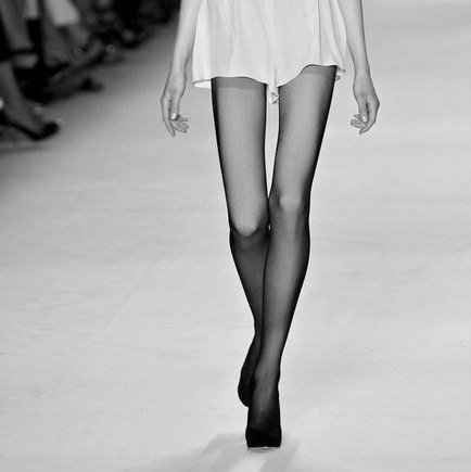 Голая греческая девушка с худыми ногами