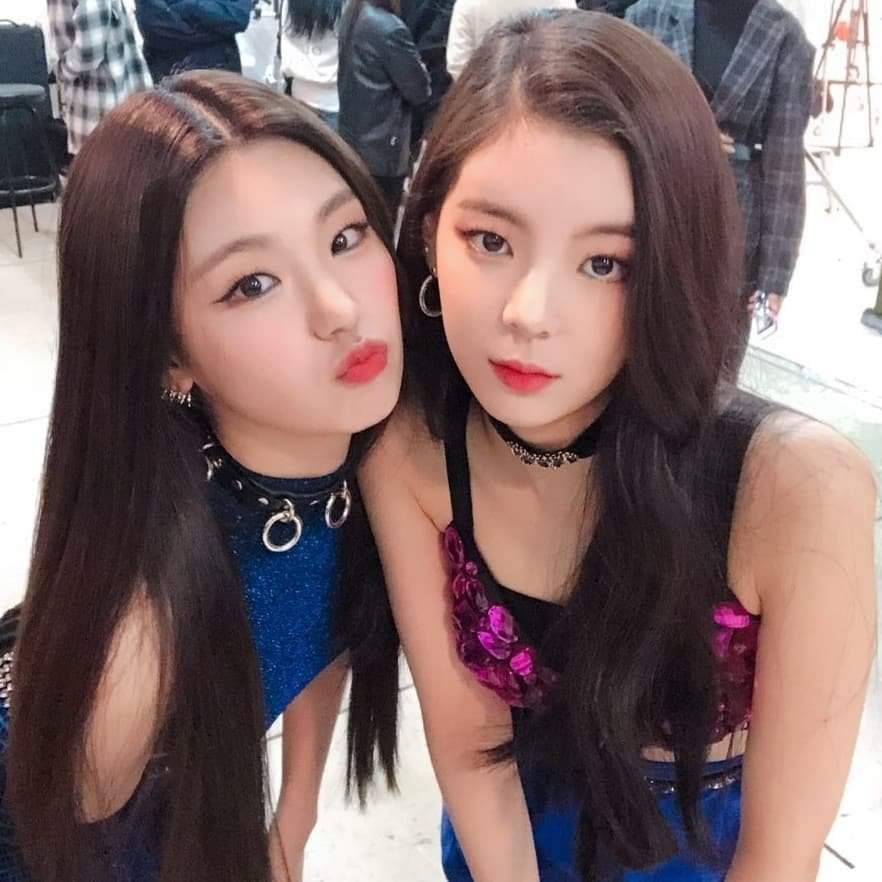 Itzy Instagram Update Of Yeji Chraeyeon Lia Itzy 있지 Amino