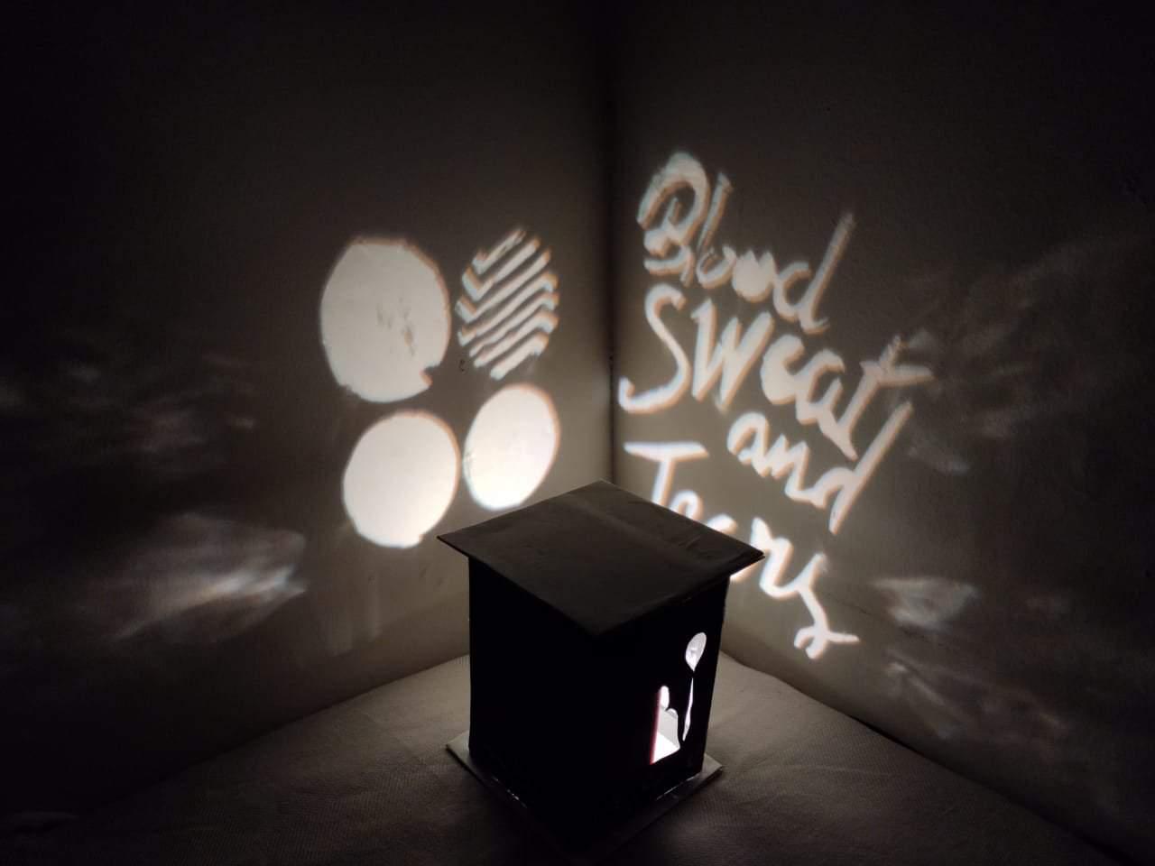 Likken Saga Goed gevoel DIY blood sweat and tears inspired shadow lamp box | ARMY's Amino