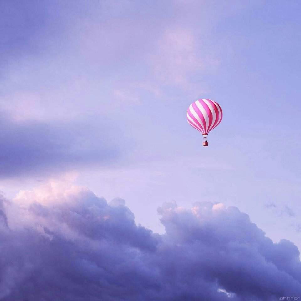 Фиолетовые воздушные шары в небе