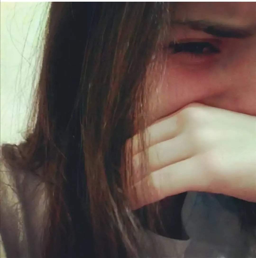 Девушка 14 лет плачет