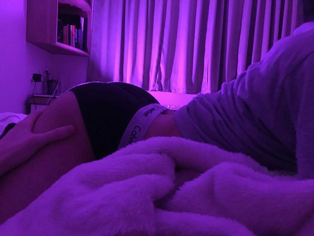 Изумительная попка девушки на фиолетовом диване