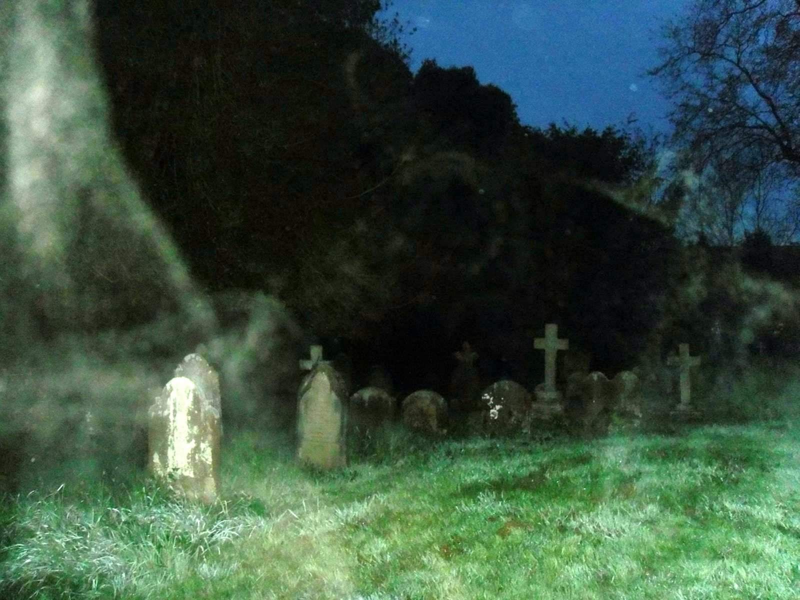 Кладбищенские призраки