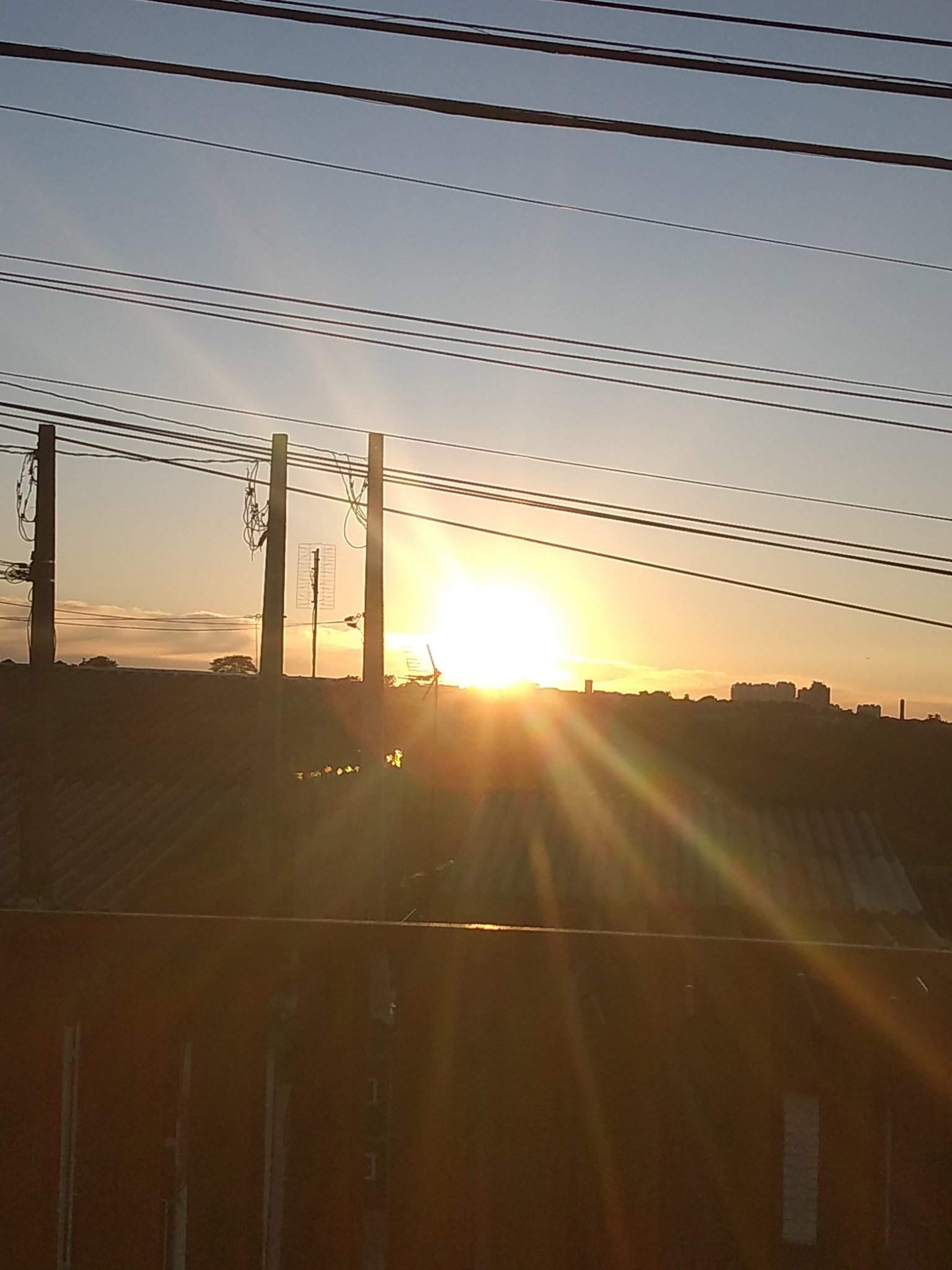 Featured image of post Imagem Do Sol Nascendo : Imagem animada de um sol sorridente em alta resolução.