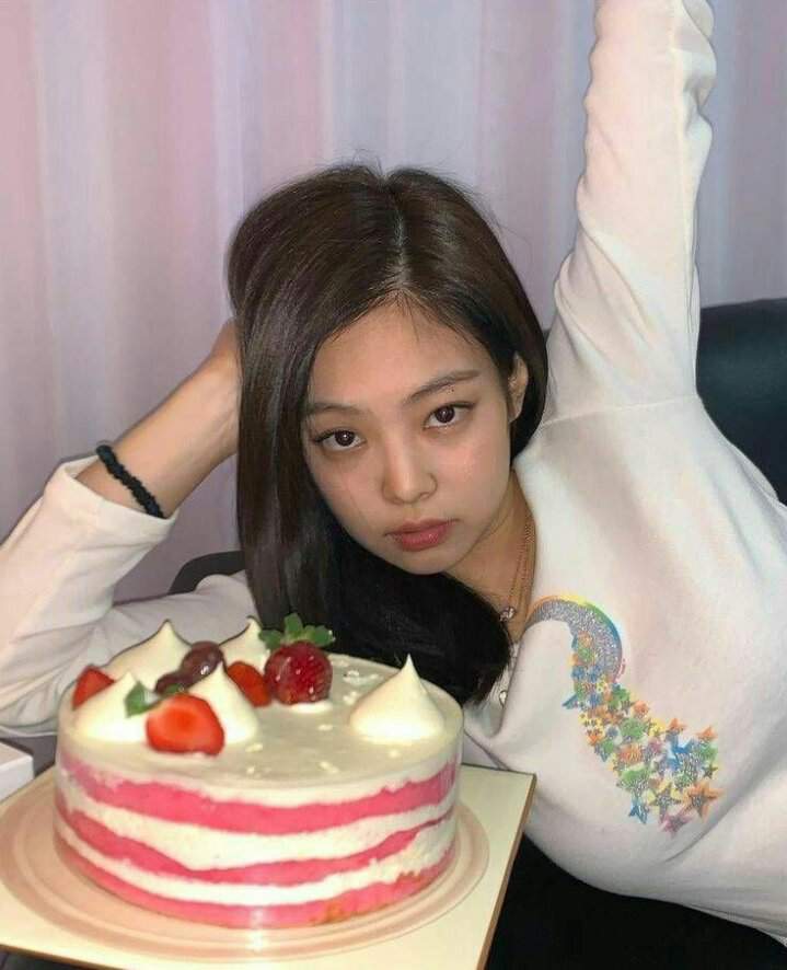 Jennie Con Una Torta Wiki Jennie Kim Amino