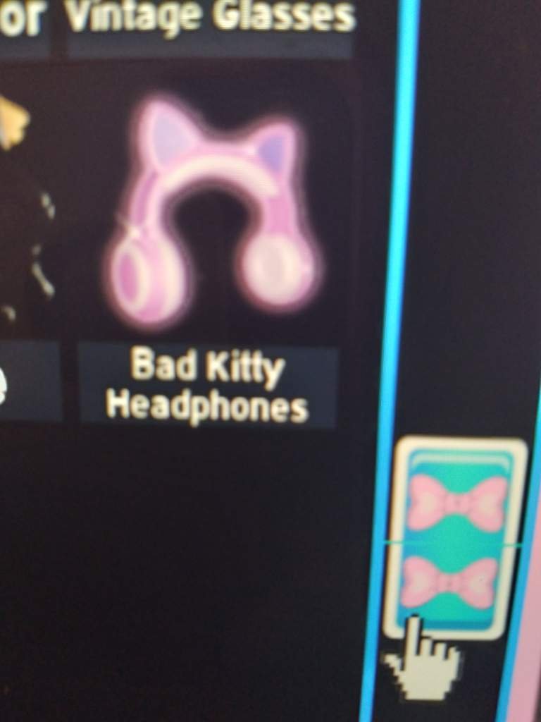 Trading Bad Kitty Headphones Roblox Royale High Amino