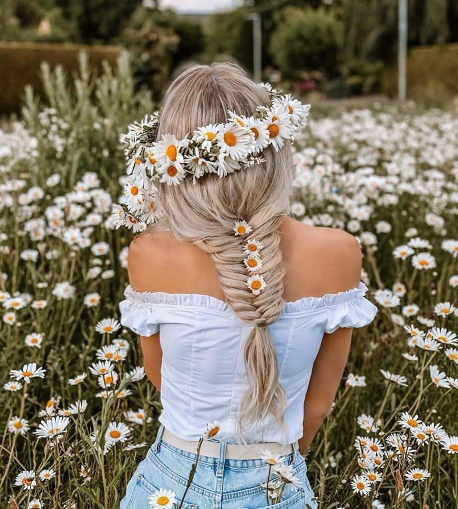 фото девушек со спины с цветами