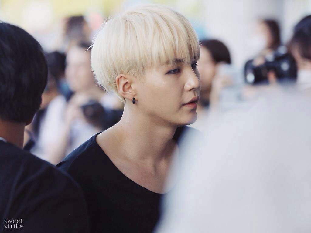 Sexy Yoongi with blonde hair - wide 3